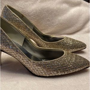 Jacques Levine silver and gold pumps Sz 7 narrow